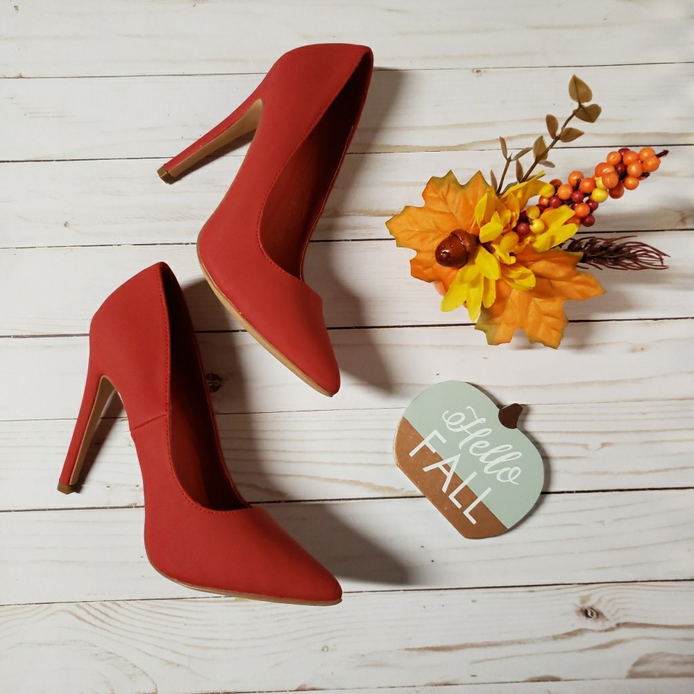 NWT - Yuni-1 Red Pointy Toe Pumps